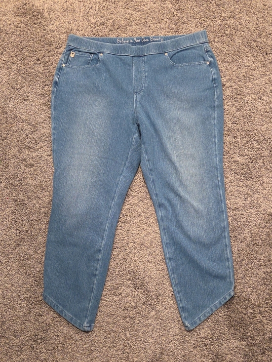 Belle by Kim Gravel Denim - Belle by Kim Gravel Lightwash Pull on Asymetrical Hem Capri Jeans Size 14